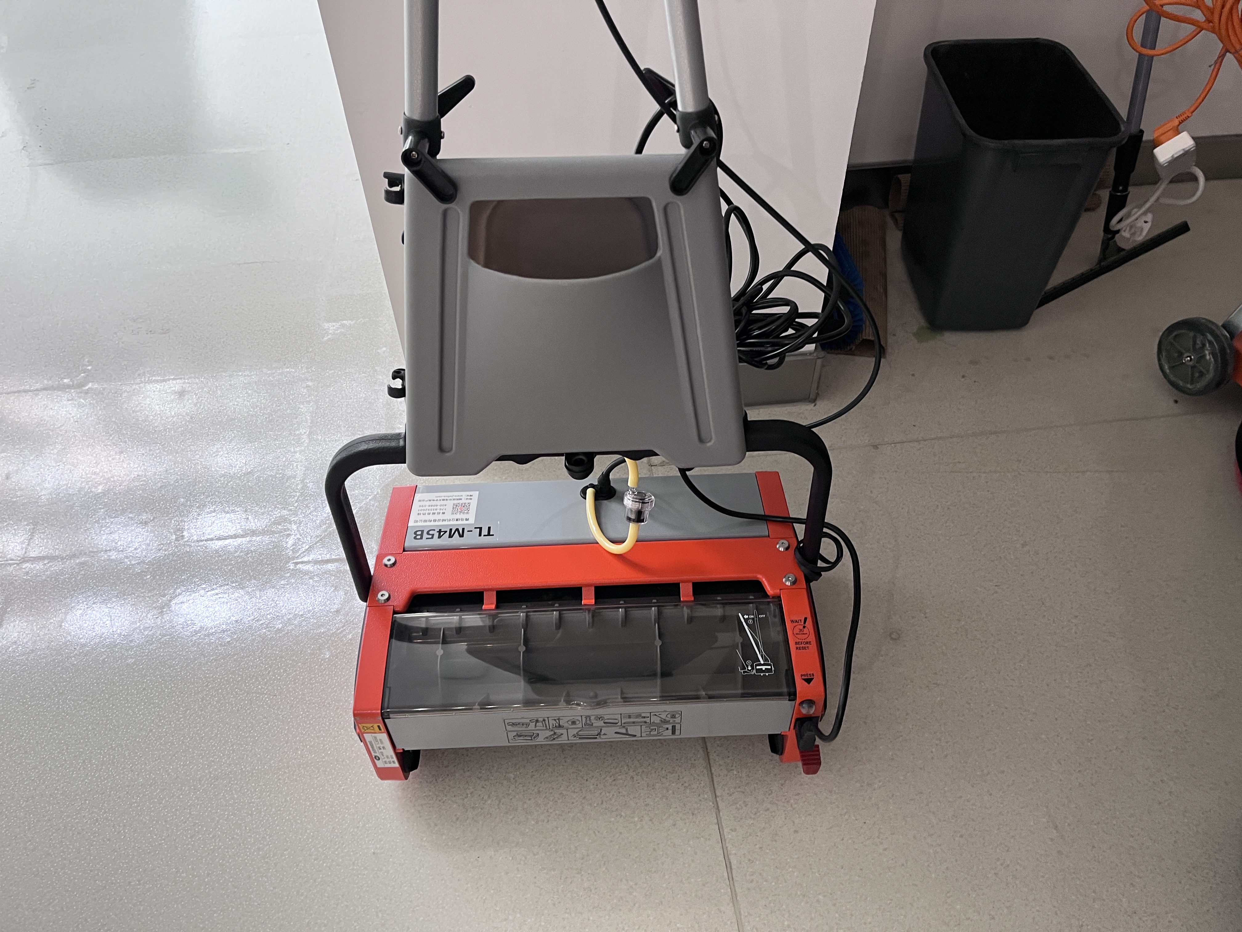 全自動(dòng)扶梯清洗機(jī)，讓清潔無(wú)憂！