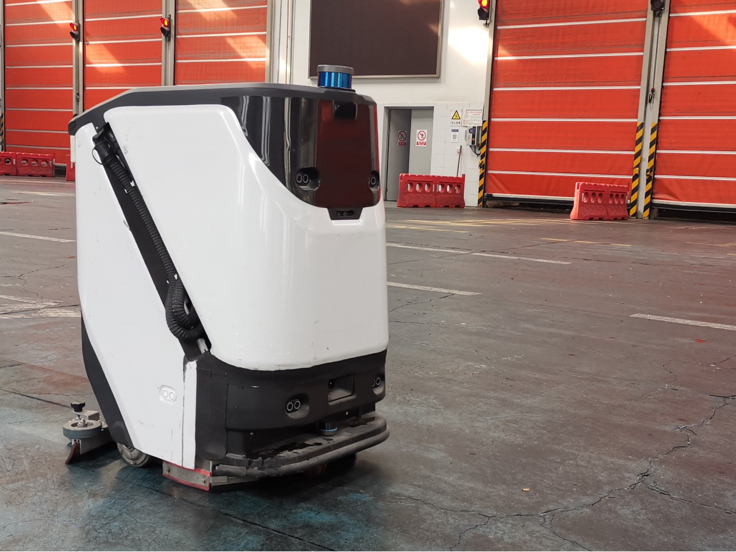 制造業(yè)老板必看：一臺(tái)洗地機(jī)，年省近20萬(wàn)？保潔成本該這么算