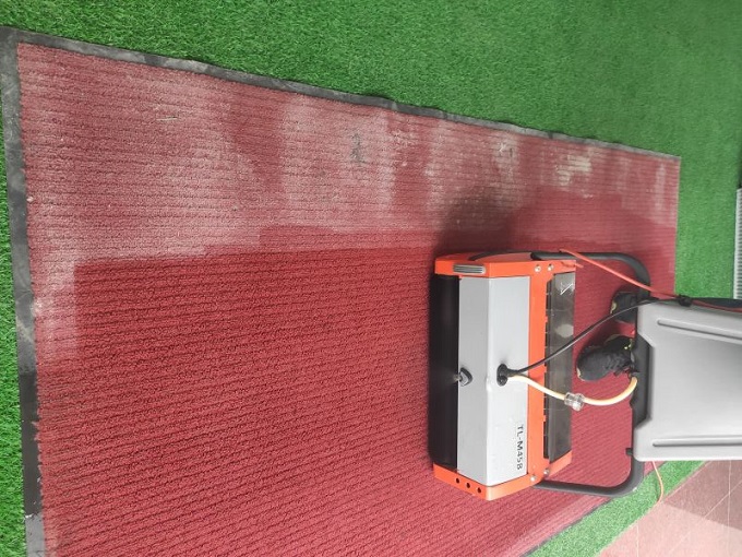 這不是一臺(tái)簡(jiǎn)單的扶梯清洗機(jī)？！