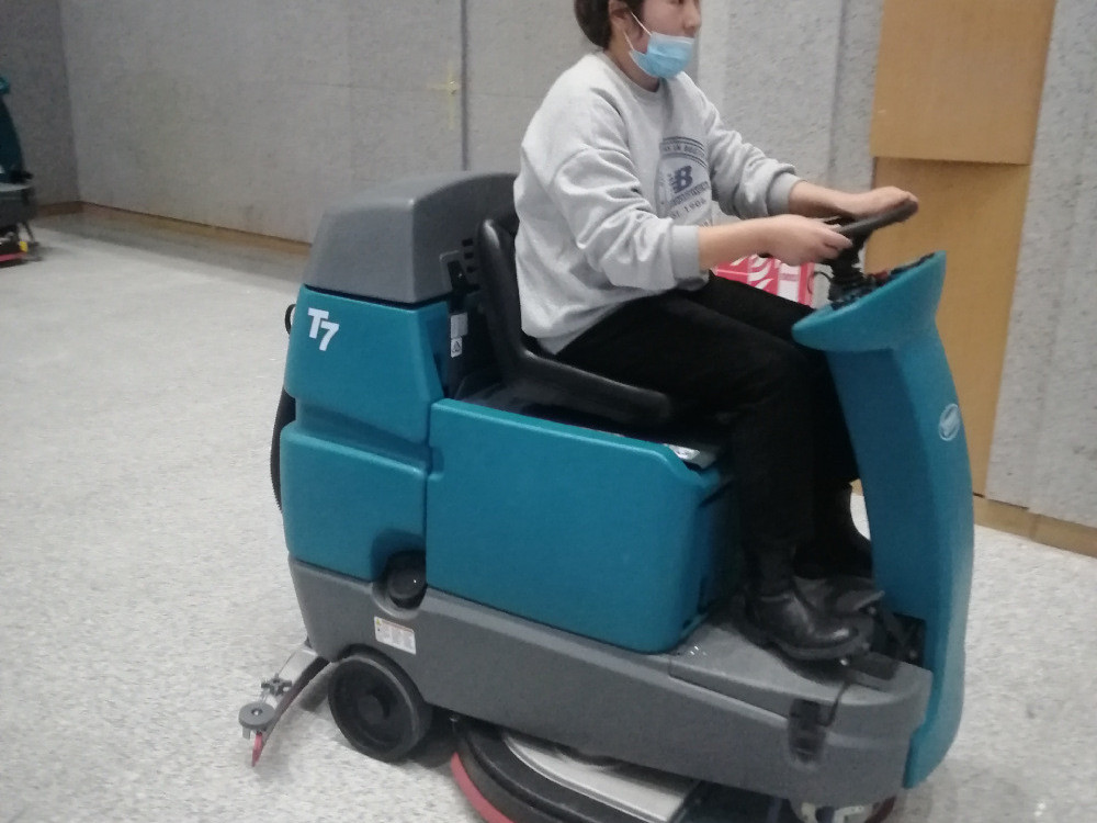 駕駛式洗地機(jī)，工廠車庫的清潔設(shè)備好選擇