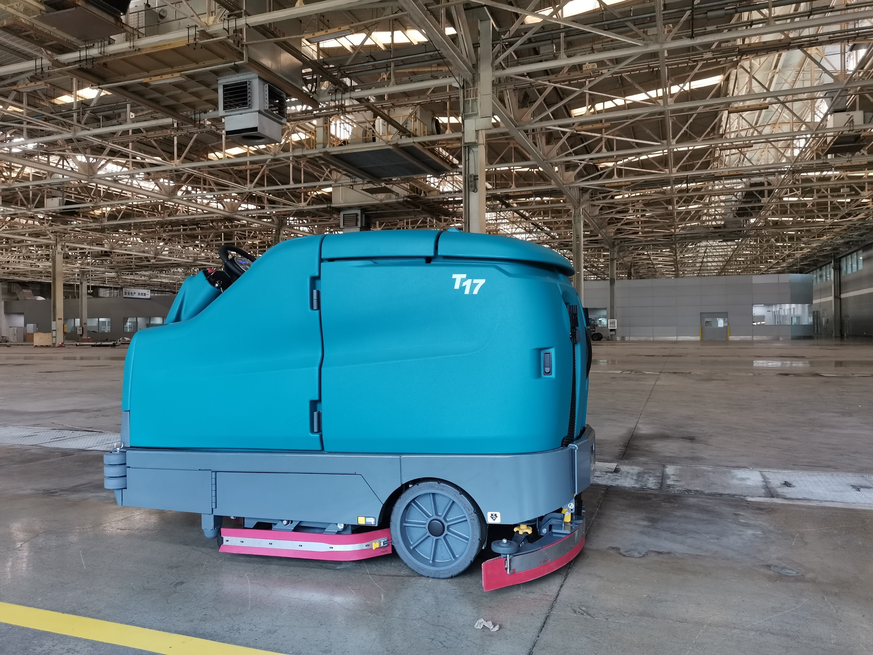 物流倉庫洗地機應(yīng)該怎樣選？