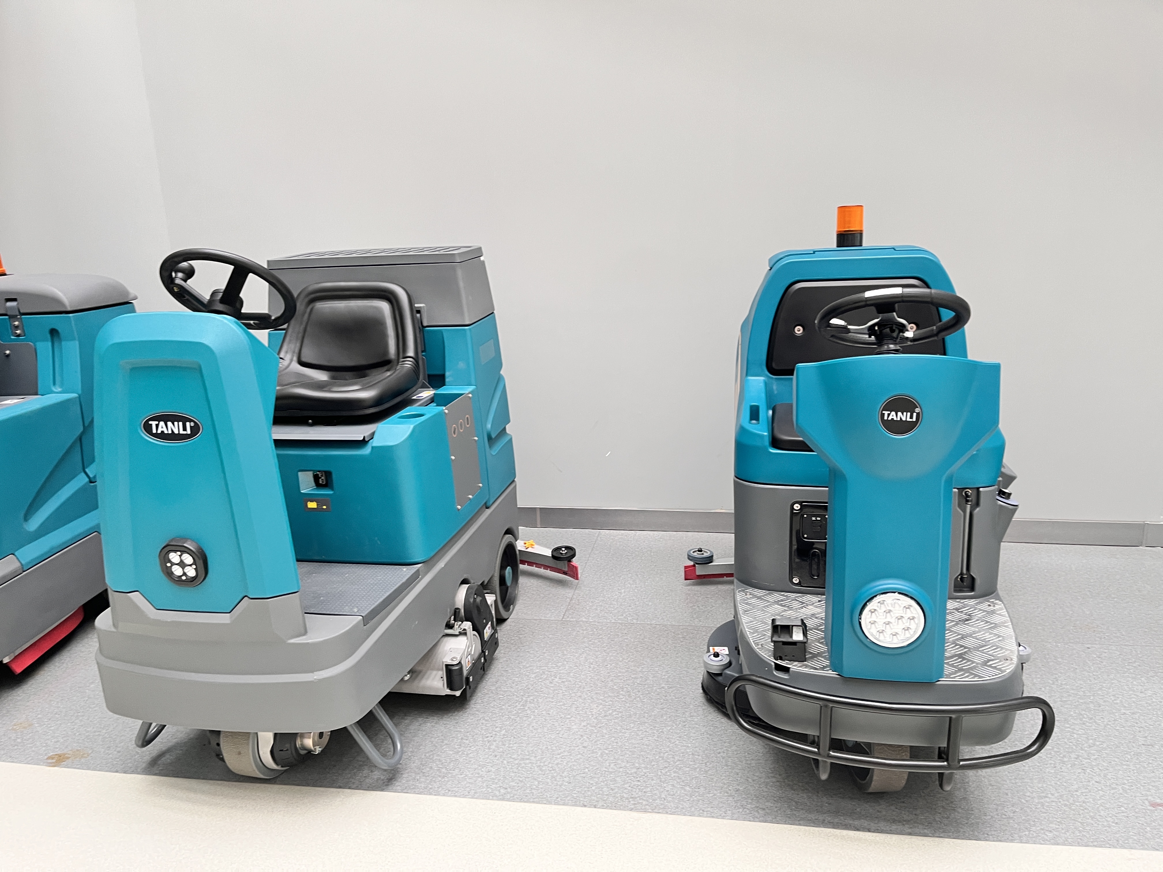 智能無人洗地車助力企業(yè)發(fā)展（三）