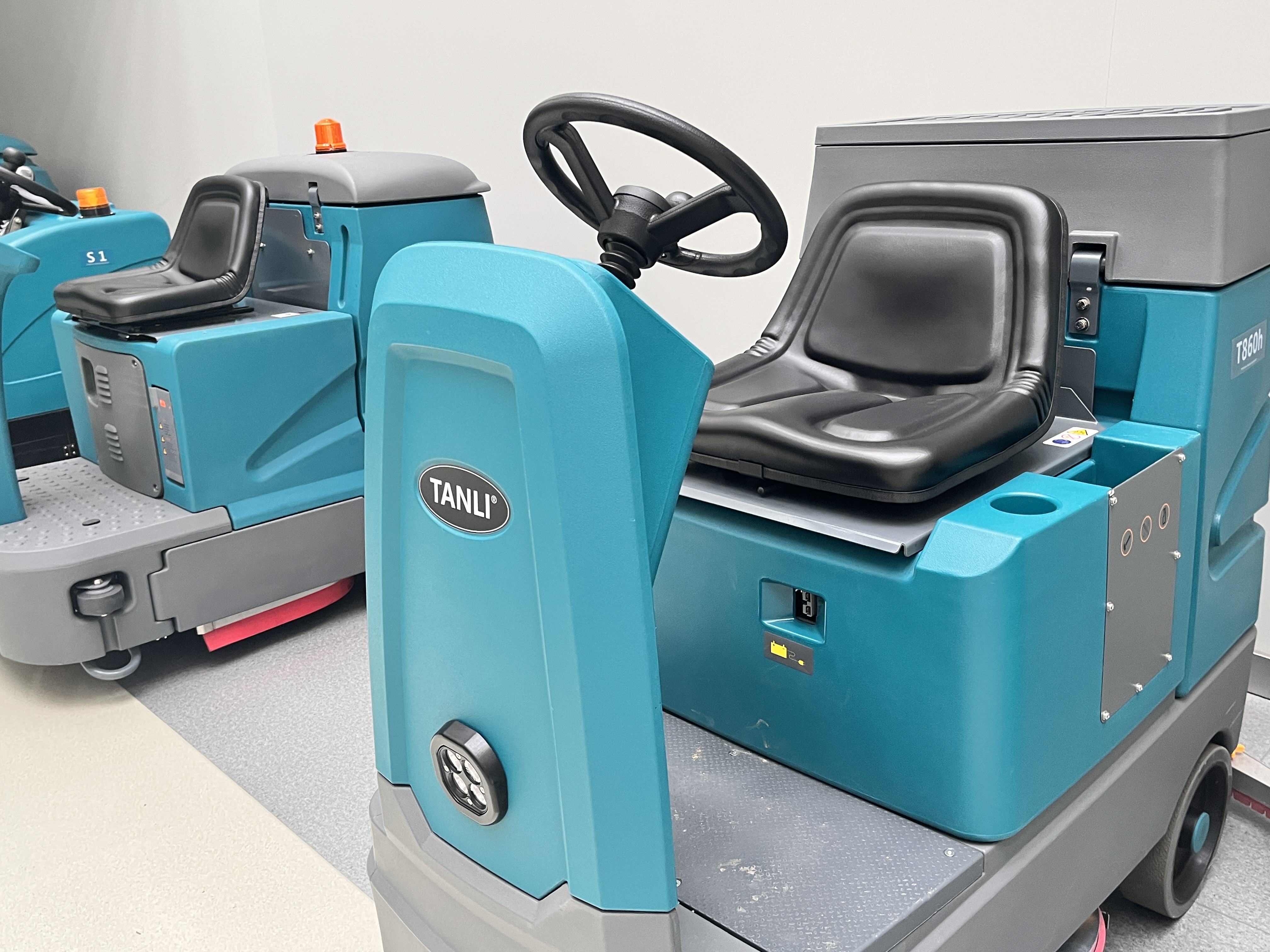 汽車4s店洗地機的應(yīng)用優(yōu)勢（三）