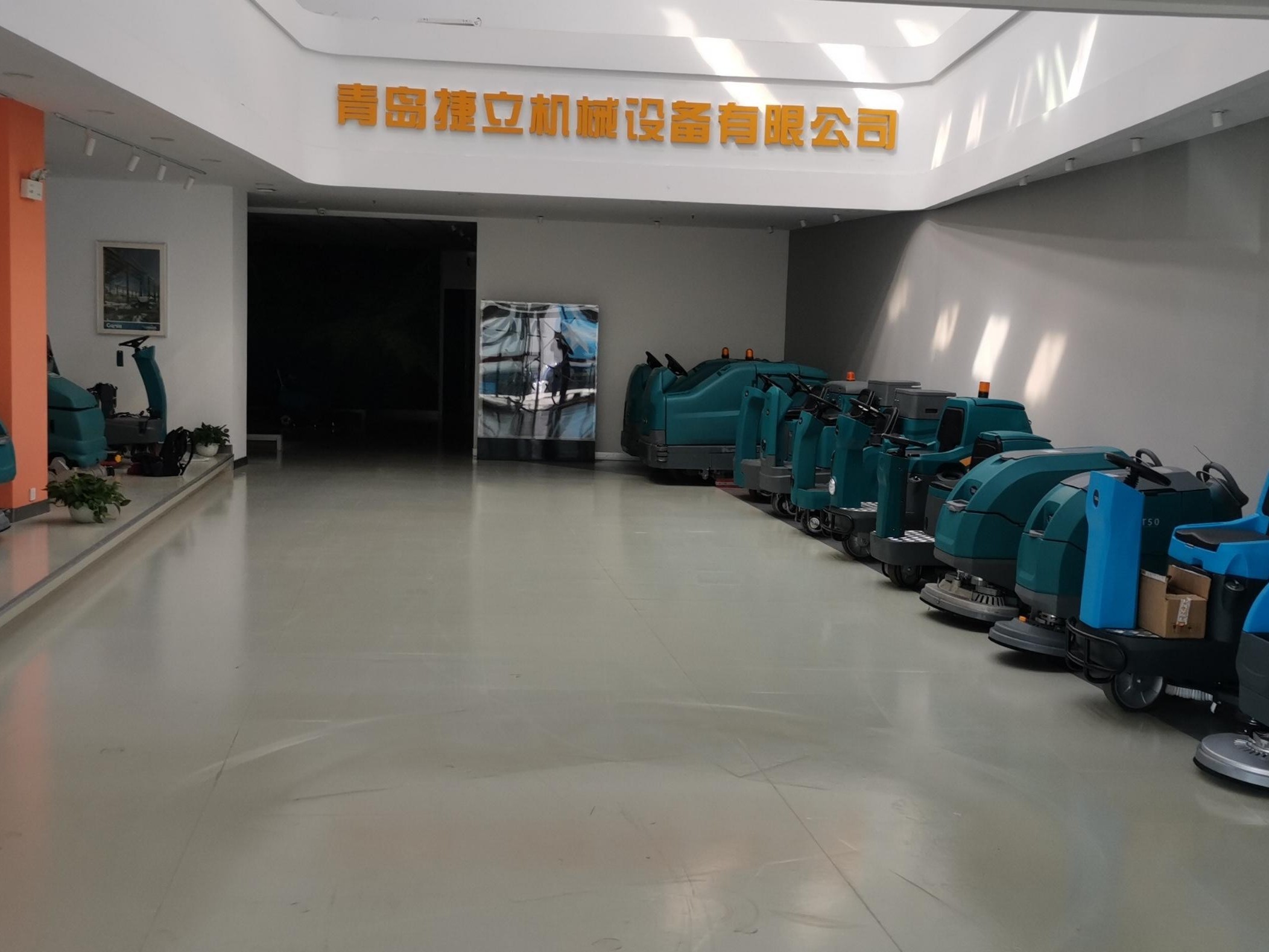 光電企業(yè)為什么需要使用洗地機(jī)？