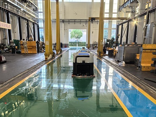 買工業(yè)大型掃地機器人只看價格？小心被坑，這些要點必知