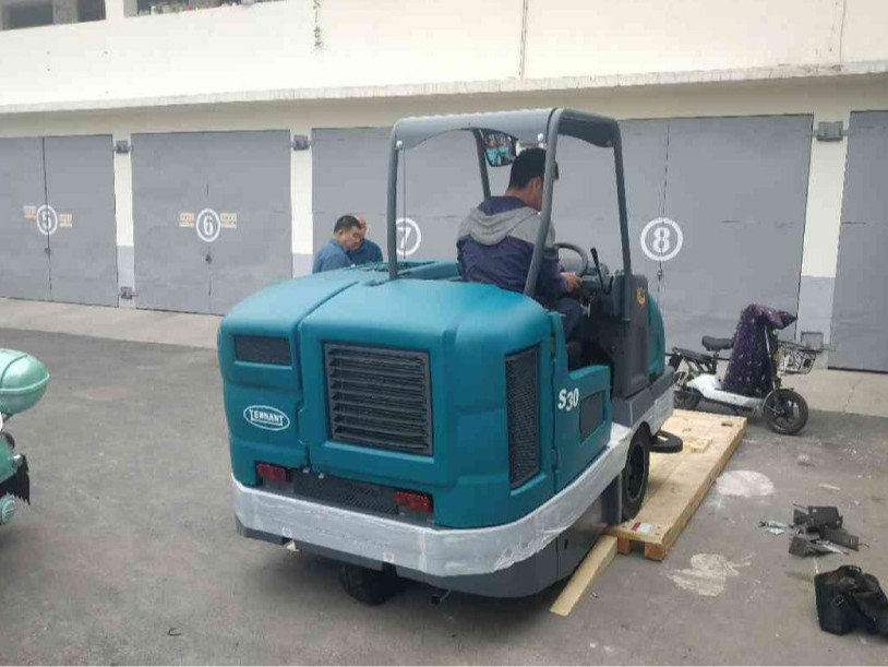 冬季猛降溫，環(huán)衛(wèi)掃地機(jī)要注意哪些問(wèn)題？