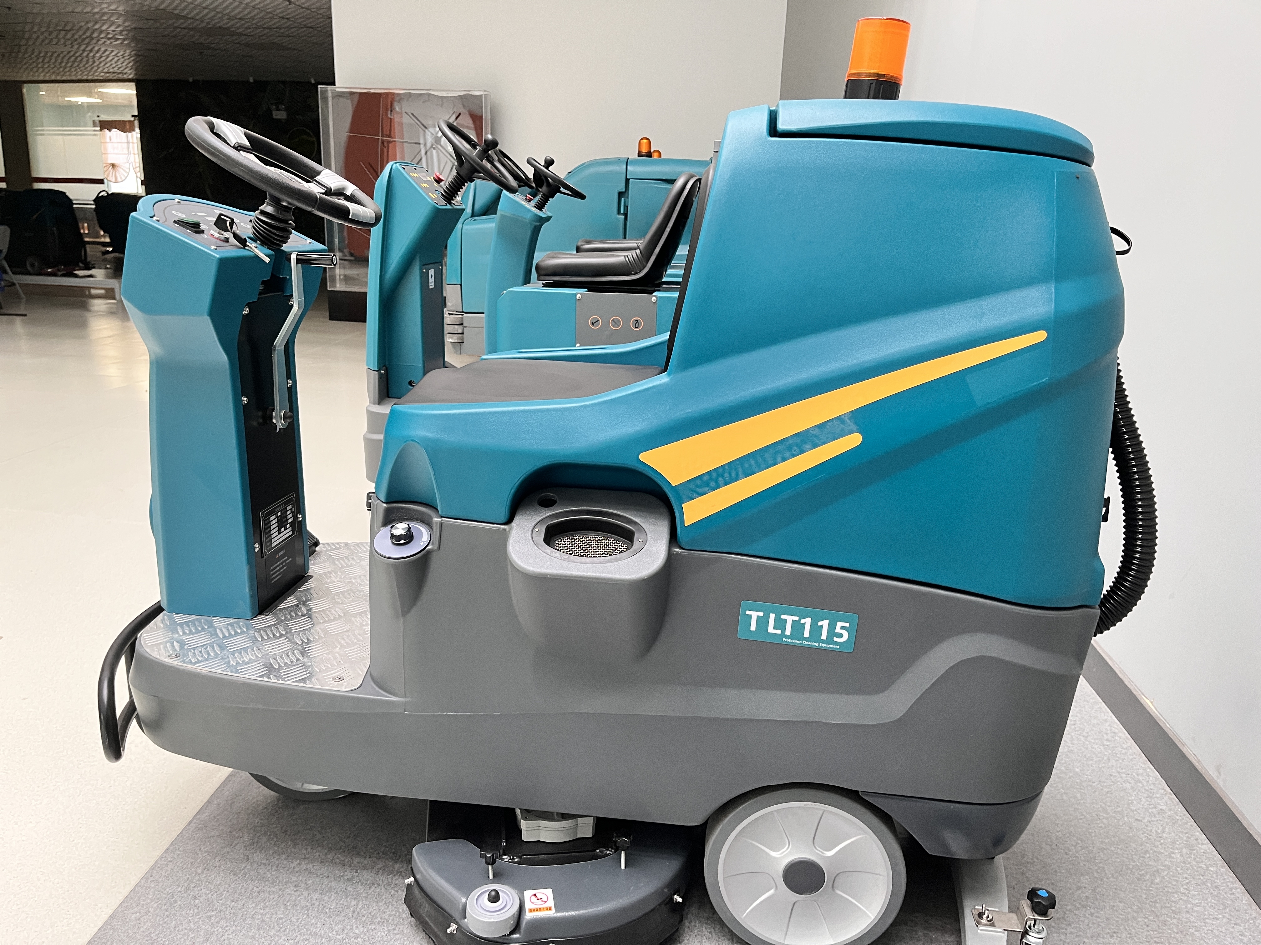 工商業(yè)洗地機(jī)讓工作環(huán)境更安全！